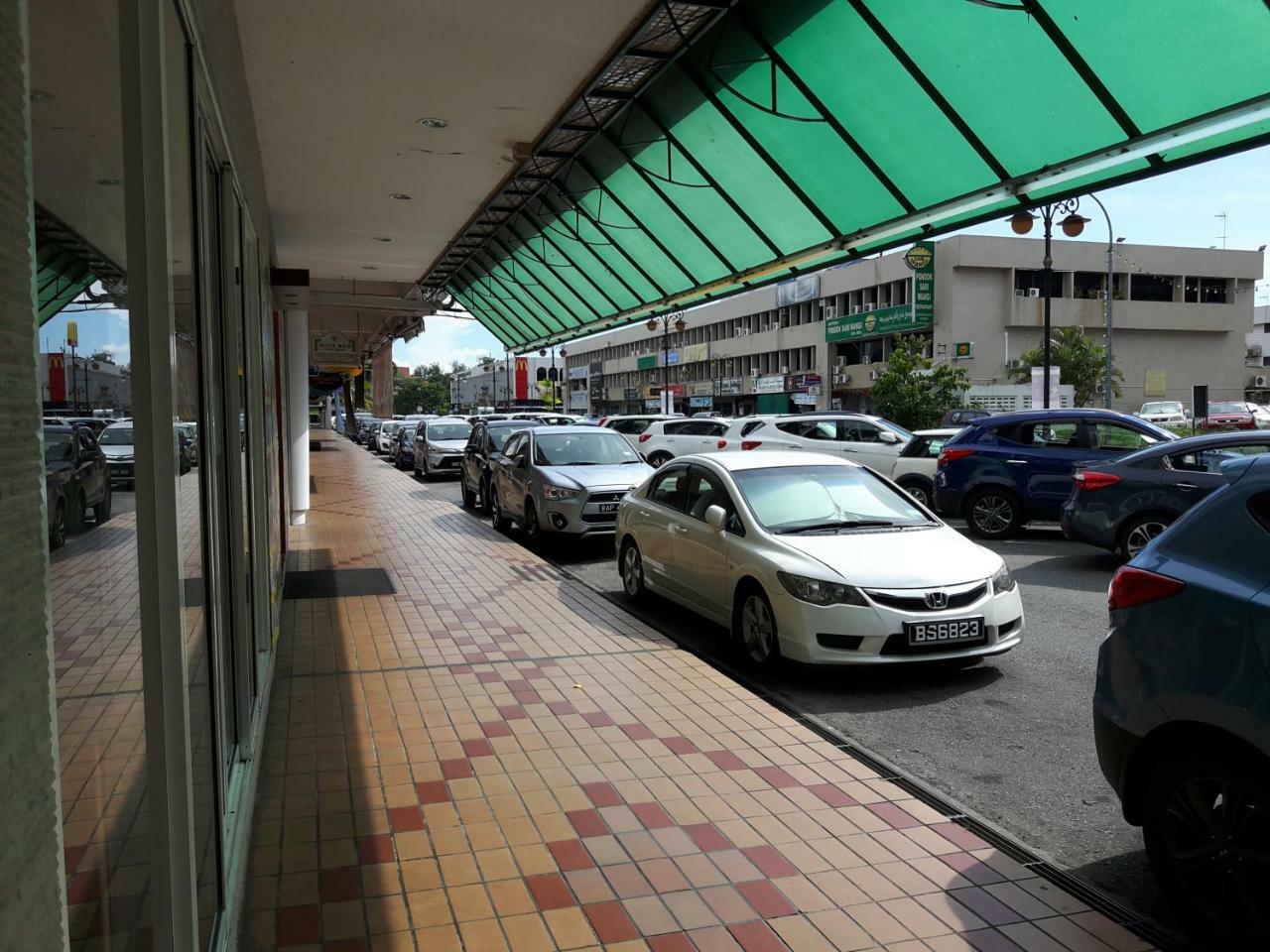 Ez Lodgings Kampong Gadong Экстерьер фото