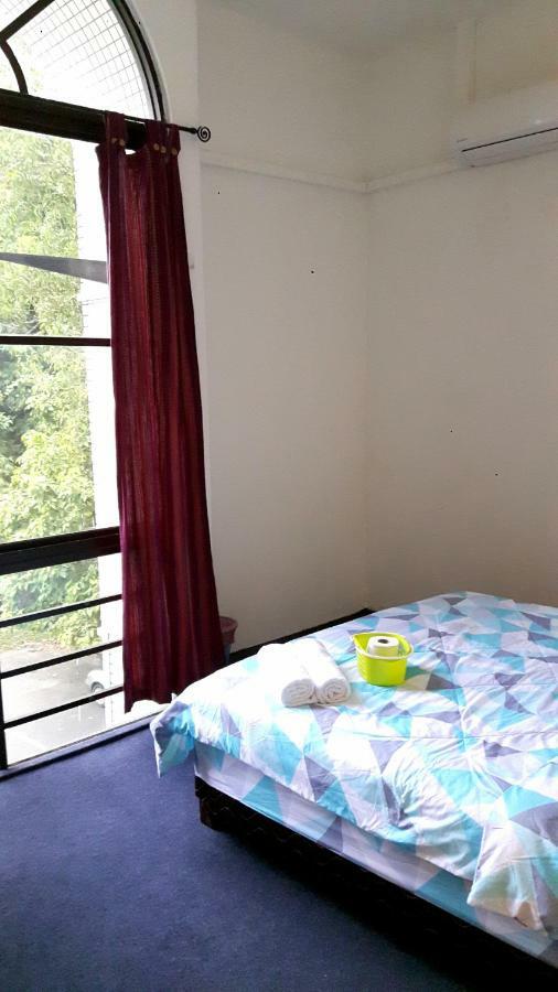 Ez Lodgings Kampong Gadong Экстерьер фото