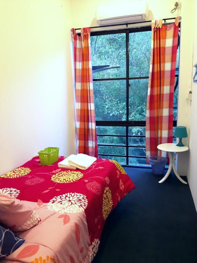 Ez Lodgings Kampong Gadong Экстерьер фото